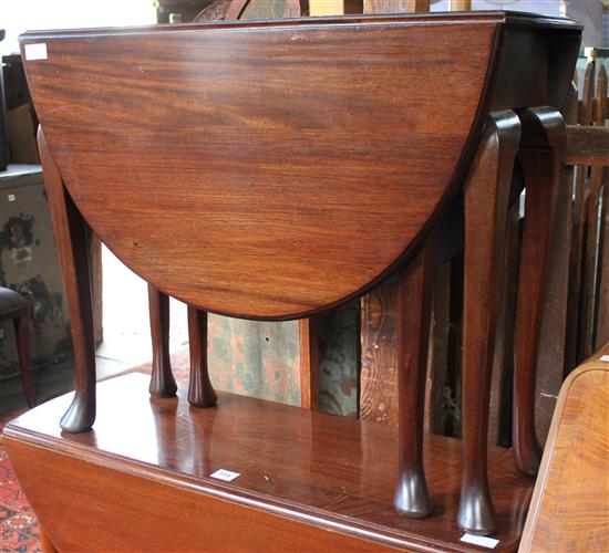 Mahogany oval drop leaf table(-)